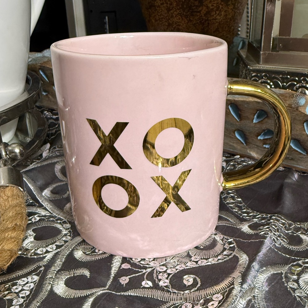 XOXO ceramic mug. Super cute in pink and gold.